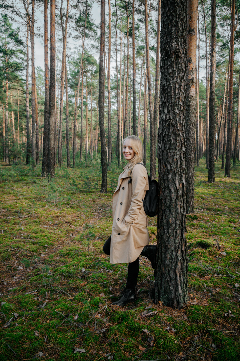 Dziewczyna w lesie